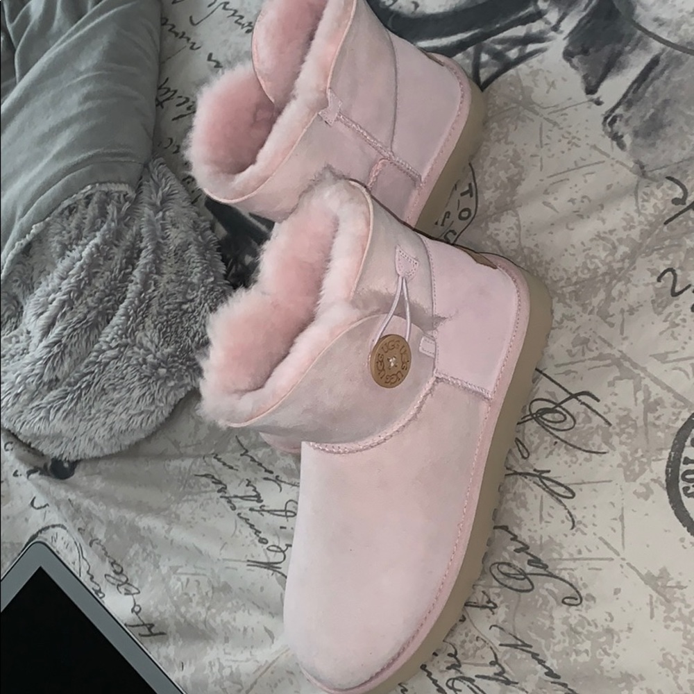 Light pink uggs never been worn.